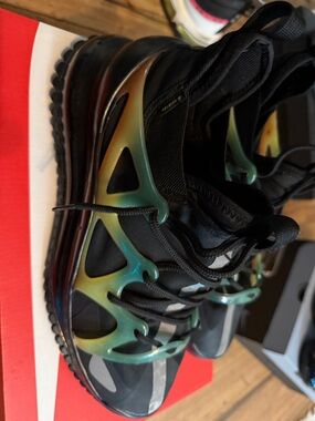 Nike 720 airmax GORE-TEX Black Shoe with Iridescent Green-Gold Accent